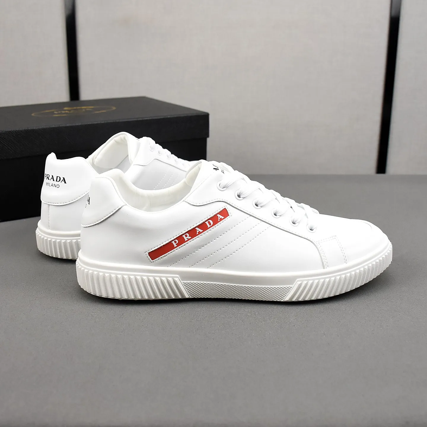 PP420👟👟👟Prada set off the audience! Prada, an international brand that is constantly innovating, this men's casual shoe, the original version, made of cowhide leather at a ratio of one to one at the store, with leather feet and rubber non-slip outsole, breathable and comfortable, quality speaks for itself👄38-44